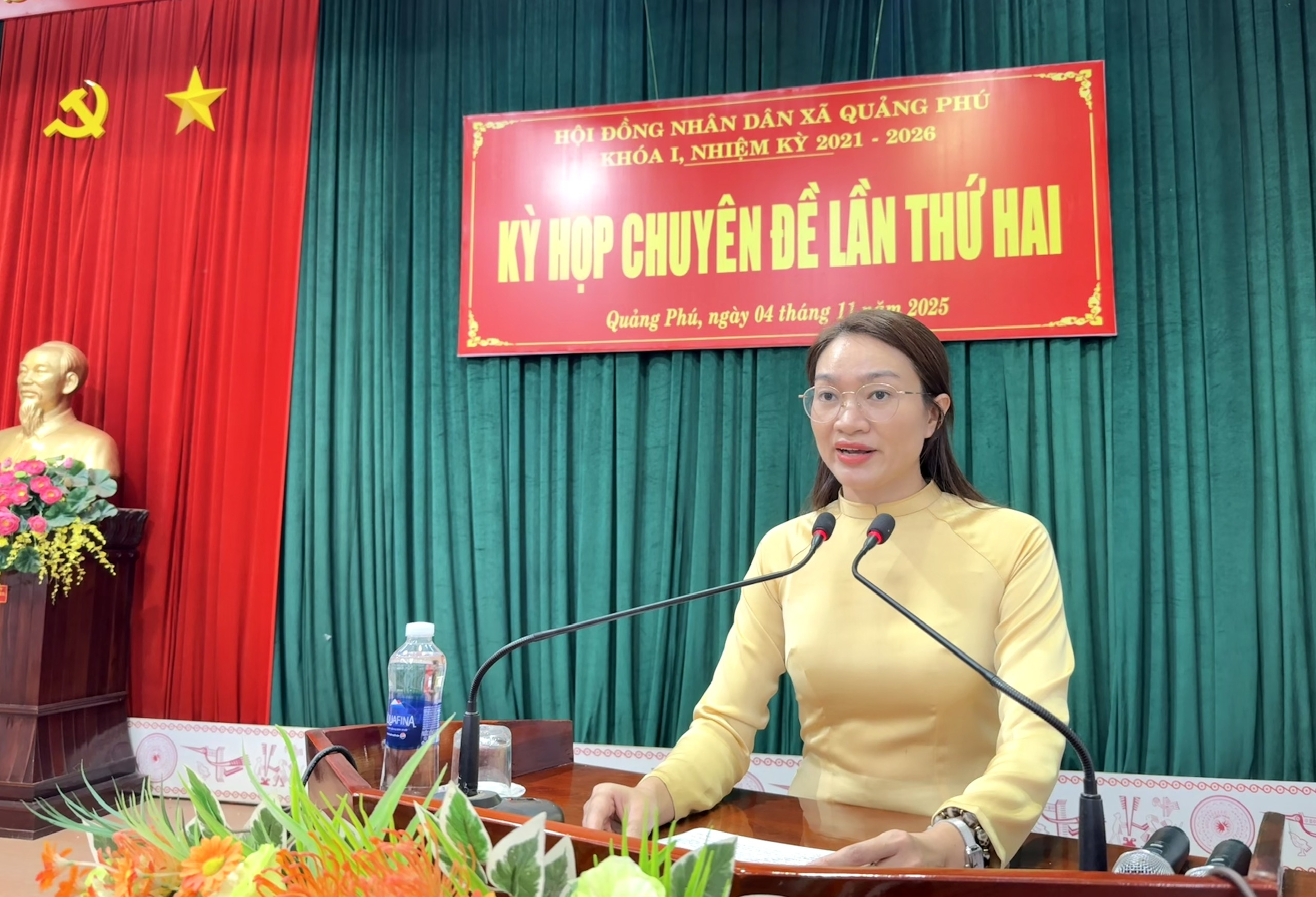 Đồng chí Nay H’Lan – Phó Bí thư Thường trực Đảng ủy, Chủ tịch HĐND xã phát biểu tại kỳ họp